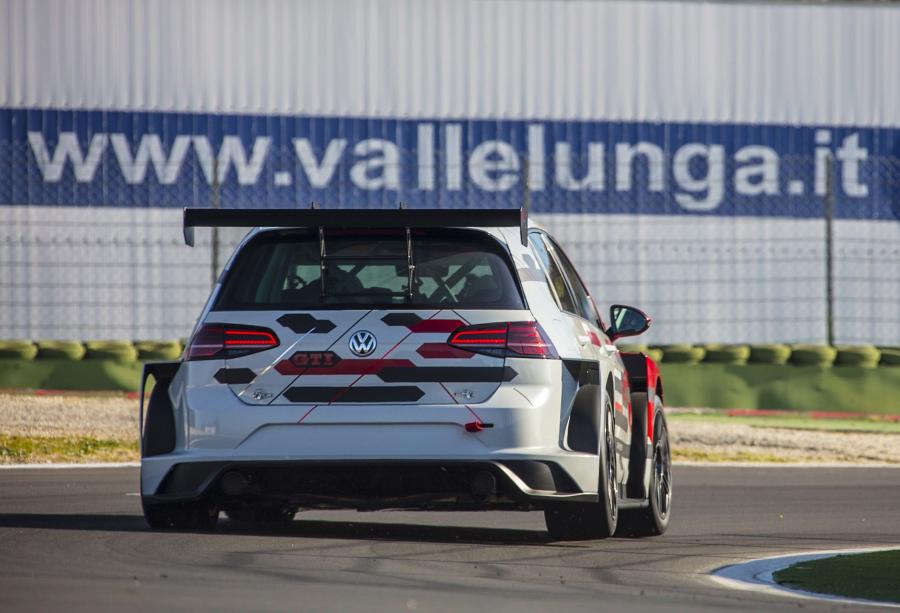 Volkswagen Golf GTI TCR (Typ 5G) 2018 года  (фото 2 из 39)